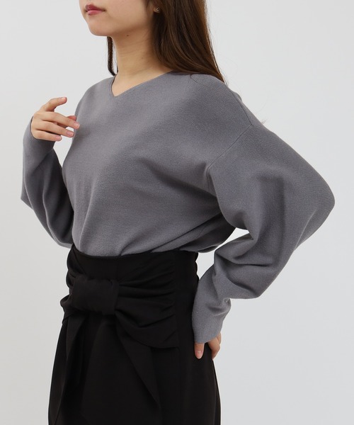 ASTORIA ODIER（アストリアオディール）の「総針Vネックニット（ニット/セーター・レディース・ホワイト/ライトグレー/ブラック/カーキ/グレイッシュブルー・MEDIUM/LARGE）」の14枚目の写真