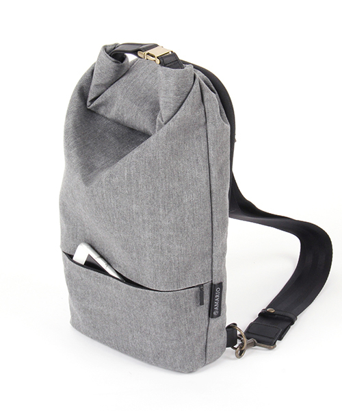 AMARIO(アマリオ)の「【AMARIO/アマリオ】crum BB onesholder bodybag/ワンショルダーボディバック(ボディバッグ/ウエストポーチ・メンズ・グレー/ネイビー/ブラック/ホワイト系その他・FREE)」の4枚目の写真