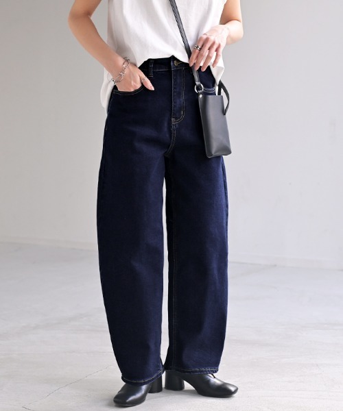 HUG.U（ハグユー）の「バレルレッグデニムパンツ（デニムパンツ・レディース・ワンウォッシュ/ライトインディゴブルー/ブラウン/イエロー/ベビーピンク/ブラック/セージグリーン・S/M/L/XL）」の5枚目の写真