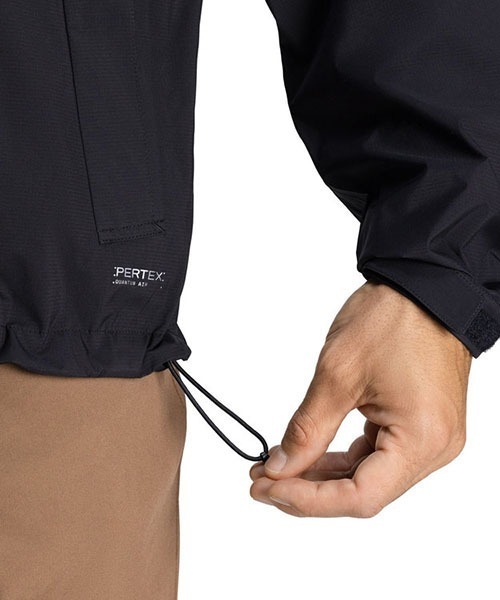 Mammut(マムート)の「トランスポーター ハードシェル ジャケット アジアンフィット メン / Transporter HS Jacket AF Men(ブルゾン・メンズ・ブラック/ベージュ・MEDIUM/LARGE/X-LARGE)」の13枚目の写真