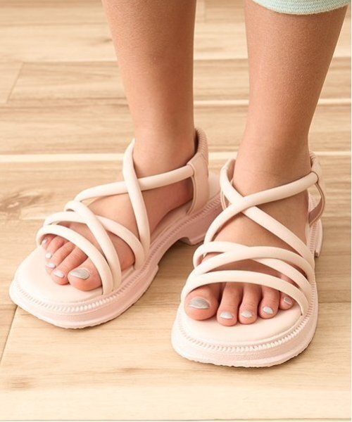 Lycee mine(リセマイン)の「クロスストラップサンダル(サンダル・キッズ・ブラック/アイボリー/ピンク・L/LL/S/M/SS)」の5枚目の写真