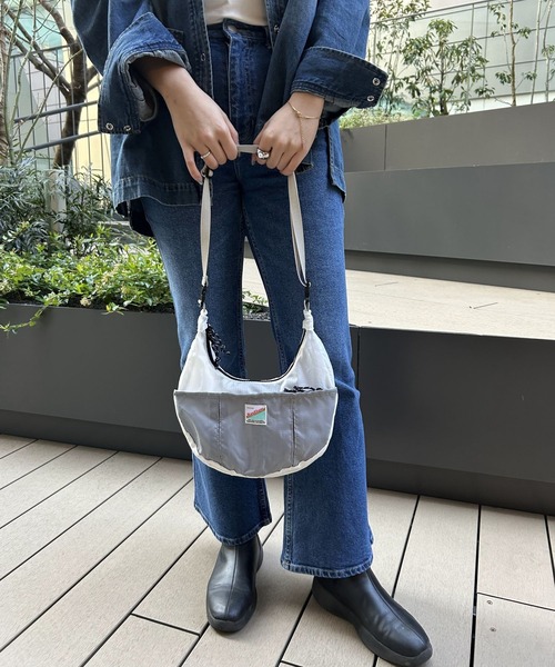 BAYFLOW（ベイフロー）の「【COBMASTER（コブマスター）×BAYFLOW】パッカブル2WAYバナナショルダー（ショルダーバッグ・レディース・ホワイト/ブルー/ブラック・0）」の2枚目の写真