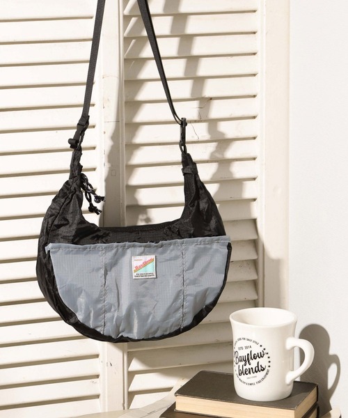 BAYFLOW（ベイフロー）の「【COBMASTER（コブマスター）×BAYFLOW】パッカブル2WAYバナナショルダー（ショルダーバッグ・レディース・ホワイト/ブルー/ブラック・0）」の3枚目の写真