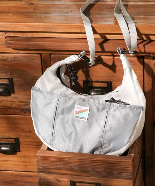 BAYFLOW（ベイフロー）の「【COBMASTER（コブマスター）×BAYFLOW】パッカブル2WAYバナナショルダー（ショルダーバッグ・レディース・ホワイト/ブルー/ブラック・0）」の4枚目の写真