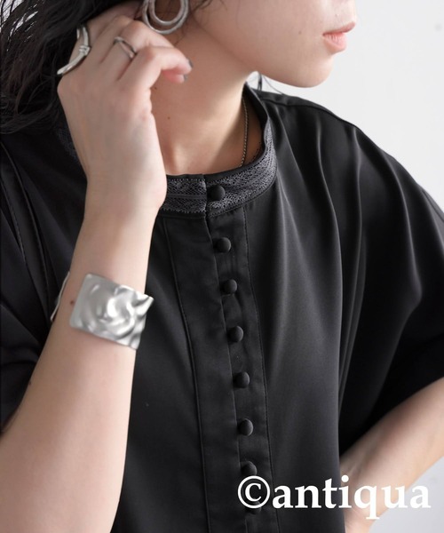 antiqua(アンティカ)の「レース襟ドルマントップス(シャツ/ブラウス・レディース・ブラック/オフホワイト・ONESIZE)」の11枚目の写真