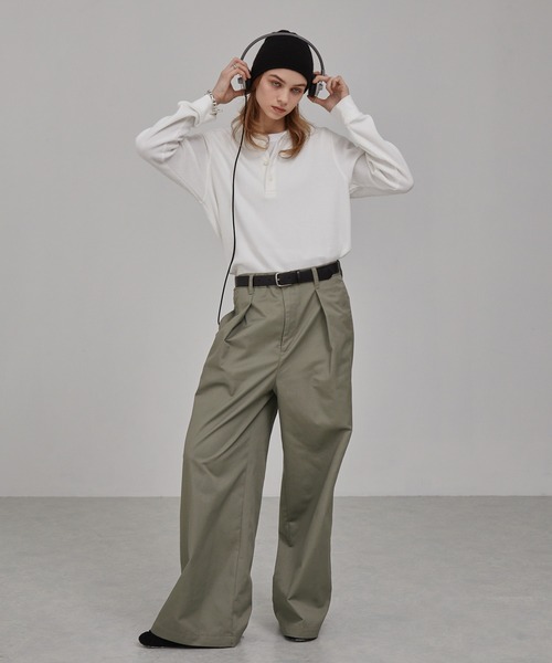 EMMA CLOTHES（エマクローズ）の「TCディープタックストレートワイドパンツ（チノパンツ・メンズ・カーキ/ブラック/ベージュ・S/L/M）」の4枚目の写真