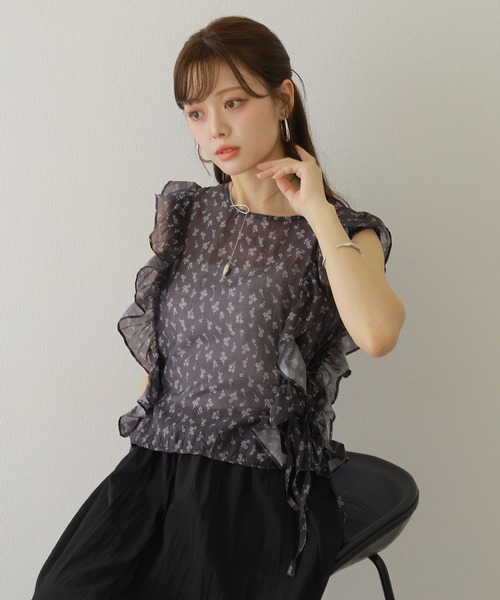 LAULEN(ローレン)の「frill ribbon blouse /花柄 フリル リボン ノースリーブ ブラウス(シャツ/ブラウス・レディース・ホワイト/チャコールグレー/ブラック・FREE)」の4枚目の写真