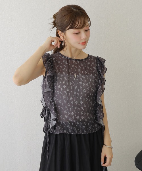 LAULEN(ローレン)の「frill ribbon blouse /花柄 フリル リボン ノースリーブ ブラウス(シャツ/ブラウス・レディース・ホワイト/チャコールグレー/ブラック・FREE)」の6枚目の写真