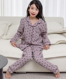 DAY CLOSET（デイ クローゼット）の「キッズ 長袖ダブルガーゼ仕立てのパイピング総柄ルームウェア 上下2点セット（ルームウェア/パジャマ・キッズ）」