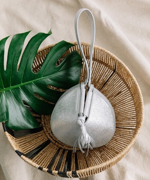 Beau're（ヴュレ）の「【BEAURE/ビュレ】Cow Leather Fortune Cookie 2Way Bag mini 2ウェイバッグミニ（ハンドバッグ・レディース・シルバー/ベージュ・FREE）」の2枚目の写真