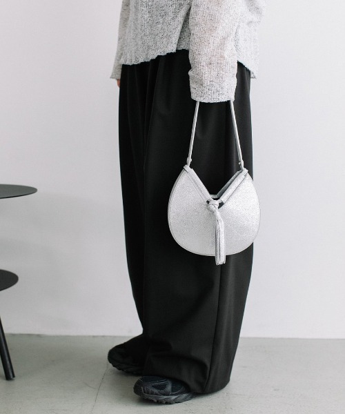 Beau're（ヴュレ）の「【BEAURE/ビュレ】Cow Leather Fortune Cookie 2Way Bag mini 2ウェイバッグミニ（ハンドバッグ・レディース・シルバー/ベージュ・FREE）」の3枚目の写真