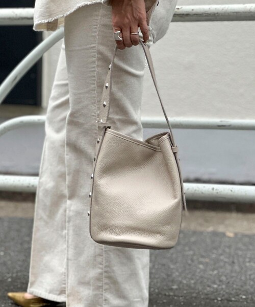 marco masi(マルコマージ)の「【MARCO MASI/ マルコマージ】 スタッズワンハンドルバッグ(ショルダーバッグ・レディース・ブラック/ベージュ・FREE)」の4枚目の写真