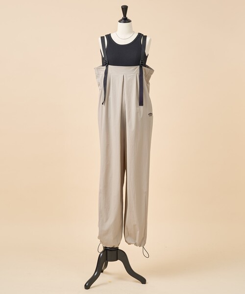 FREAK'S STORE(フリークスストア)の「Americana × THOUSAND MILE × FREAK'S STORE/アメリカーナ × サウザンドマイル 別注 ストレッチナイロン サロペット/撥水 ストレッチ UVカット機能(サロペット/オーバーオール・レディース・ブラウン/ベージュ/ブラック・フリ-)」の5枚目の写真