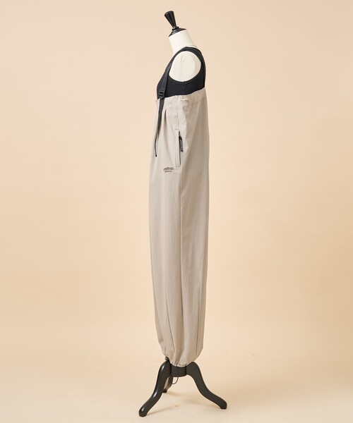 FREAK'S STORE(フリークスストア)の「Americana × THOUSAND MILE × FREAK'S STORE/アメリカーナ × サウザンドマイル 別注 ストレッチナイロン サロペット/撥水 ストレッチ UVカット機能(サロペット/オーバーオール・レディース・ブラウン/ベージュ/ブラック・フリ-)」の6枚目の写真