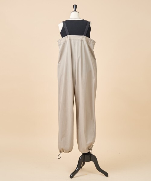 FREAK'S STORE(フリークスストア)の「Americana × THOUSAND MILE × FREAK'S STORE/アメリカーナ × サウザンドマイル 別注 ストレッチナイロン サロペット/撥水 ストレッチ UVカット機能(サロペット/オーバーオール・レディース・ブラウン/ベージュ/ブラック・フリ-)」の7枚目の写真