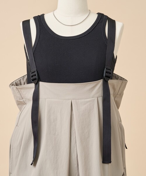 FREAK'S STORE(フリークスストア)の「Americana × THOUSAND MILE × FREAK'S STORE/アメリカーナ × サウザンドマイル 別注 ストレッチナイロン サロペット/撥水 ストレッチ UVカット機能(サロペット/オーバーオール・レディース・ブラウン/ベージュ/ブラック・フリ-)」の8枚目の写真