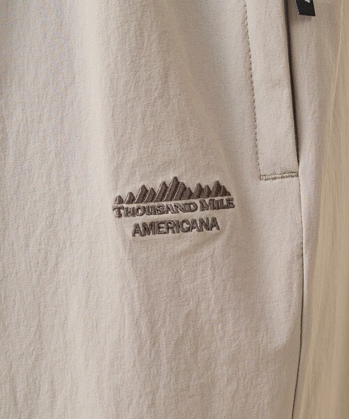 FREAK'S STORE(フリークスストア)の「Americana × THOUSAND MILE × FREAK'S STORE/アメリカーナ × サウザンドマイル 別注 ストレッチナイロン サロペット/撥水 ストレッチ UVカット機能(サロペット/オーバーオール・レディース・ブラウン/ベージュ/ブラック・フリ-)」の9枚目の写真