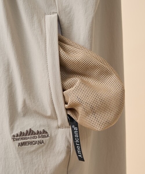 FREAK'S STORE(フリークスストア)の「Americana × THOUSAND MILE × FREAK'S STORE/アメリカーナ × サウザンドマイル 別注 ストレッチナイロン サロペット/撥水 ストレッチ UVカット機能(サロペット/オーバーオール・レディース・ブラウン/ベージュ/ブラック・フリ-)」の11枚目の写真