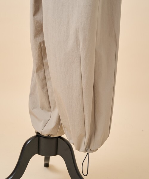 FREAK'S STORE(フリークスストア)の「Americana × THOUSAND MILE × FREAK'S STORE/アメリカーナ × サウザンドマイル 別注 ストレッチナイロン サロペット/撥水 ストレッチ UVカット機能(サロペット/オーバーオール・レディース・ブラウン/ベージュ/ブラック・フリ-)」の12枚目の写真