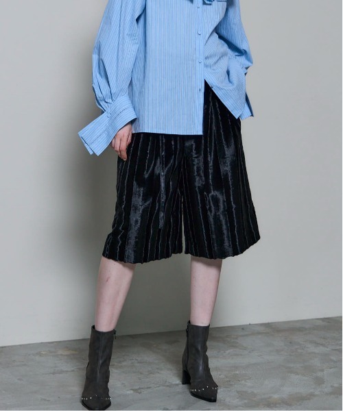 MAISON SPECIAL(メゾンスペシャル)の「Fake Hair Calf Two-tuck Shorts/フェイクハラコツータックハーフパンツ(その他パンツ・レディース・ブラック・38/36)」の1枚目の写真