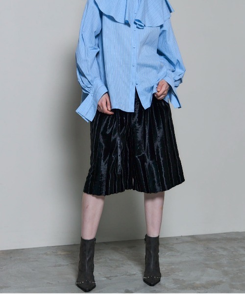 MAISON SPECIAL(メゾンスペシャル)の「Fake Hair Calf Two-tuck Shorts/フェイクハラコツータックハーフパンツ(その他パンツ・レディース・ブラック・38/36)」の3枚目の写真
