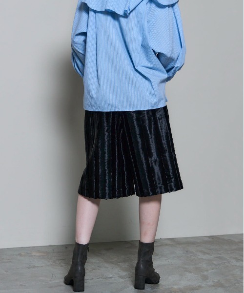 MAISON SPECIAL(メゾンスペシャル)の「Fake Hair Calf Two-tuck Shorts/フェイクハラコツータックハーフパンツ(その他パンツ・レディース・ブラック・38/36)」の5枚目の写真