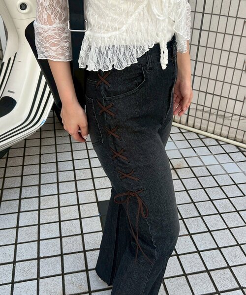 continuer de NICE CLAUP(コンティニューデナイスクラップ)の「【ガーリーに着こなせるデニム!】脇レースアップフレアパンツ(デニムパンツ・レディース・ブルー/ブラック・FREE)」の11枚目の写真