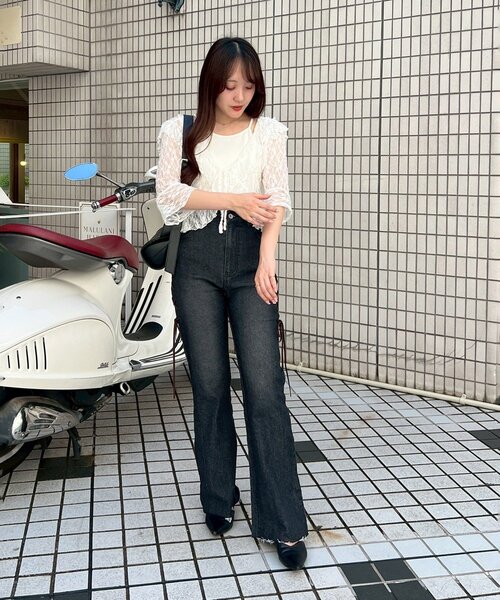 continuer de NICE CLAUP(コンティニューデナイスクラップ)の「【ガーリーに着こなせるデニム!】脇レースアップフレアパンツ(デニムパンツ・レディース・ブルー/ブラック・FREE)」の15枚目の写真
