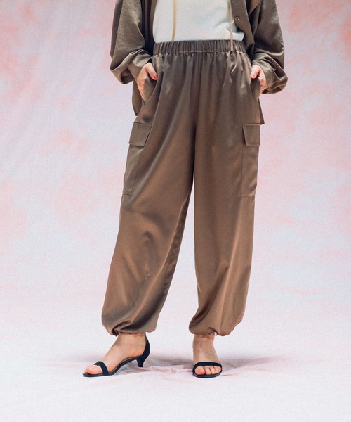 LEPSIM（レプシィム）の「サテンカーゴパンツ　578241（その他パンツ・レディース・チャコールグレー/アイボリー/ブラウン・FREE）」の3枚目の写真