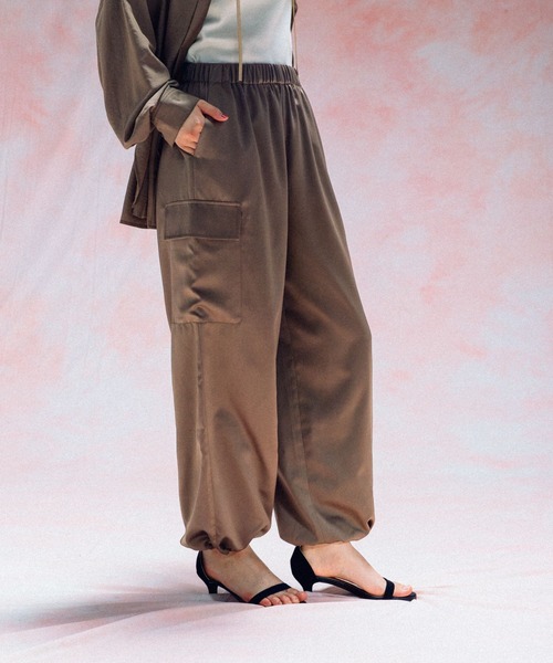 LEPSIM（レプシィム）の「サテンカーゴパンツ　578241（その他パンツ・レディース・チャコールグレー/アイボリー/ブラウン・FREE）」の18枚目の写真