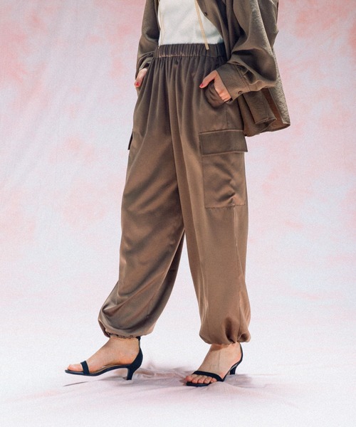 LEPSIM（レプシィム）の「サテンカーゴパンツ　578241（その他パンツ・レディース・チャコールグレー/アイボリー/ブラウン・FREE）」の19枚目の写真