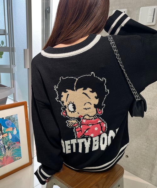 GLAMOROUS JANE(グラマラスジェーン)の「BETTY BOOPバックジャガードVネックニット(ニット/セーター・レディース・アイボリー/ブラック/グレー・FREE)」の2枚目の写真