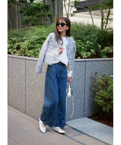 BeBeoD(べベッド)の「フラワーデザインスカラップデニムパンツ(デニムパンツ・レディース・ネイビー/ブルー・MEDIUM/LARGE)」の1枚目の写真