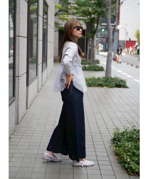 BeBeoD(べベッド)の「フラワーデザインスカラップデニムパンツ(デニムパンツ・レディース・ネイビー/ブルー・MEDIUM/LARGE)」の4枚目の写真