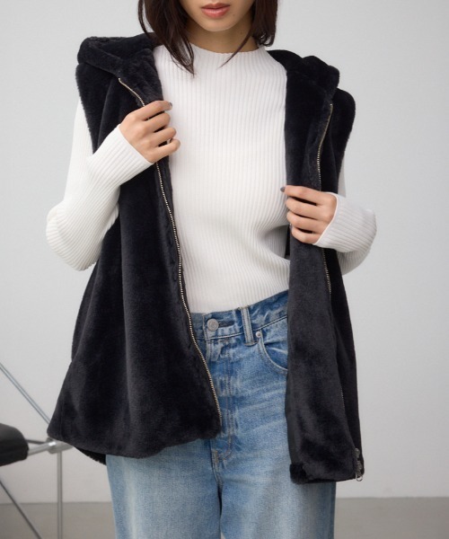 AZUL by moussy(アズールバイマウジー)の「フードファーベスト(ベスト・レディース・グレー/アイボリー/ブラック・FREE)」の2枚目の写真