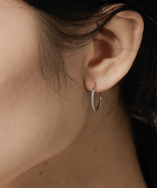 ORLEAN(オルレアン)の「【ORLEAN】ビジューハーフエタニティフープピアス ストーン 10mm 15mm(ピアス(両耳用)・レディース・シルバー系1/ゴールド/ゴールド系1/シルバー・フリー)」の3枚目の写真