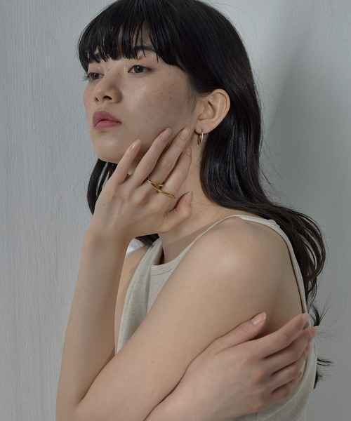 ORLEAN(オルレアン)の「【ORLEAN】ビジューハーフエタニティフープピアス ストーン 10mm 15mm(ピアス(両耳用)・レディース・シルバー系1/ゴールド/ゴールド系1/シルバー・フリー)」の4枚目の写真