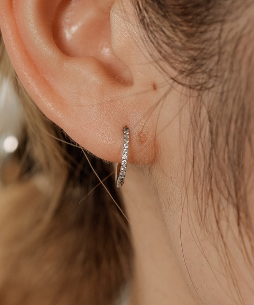 ORLEAN(オルレアン)の「【ORLEAN】ビジューハーフエタニティフープピアス ストーン 10mm 15mm(ピアス(両耳用)・レディース・シルバー系1/ゴールド/ゴールド系1/シルバー・フリー)」の5枚目の写真