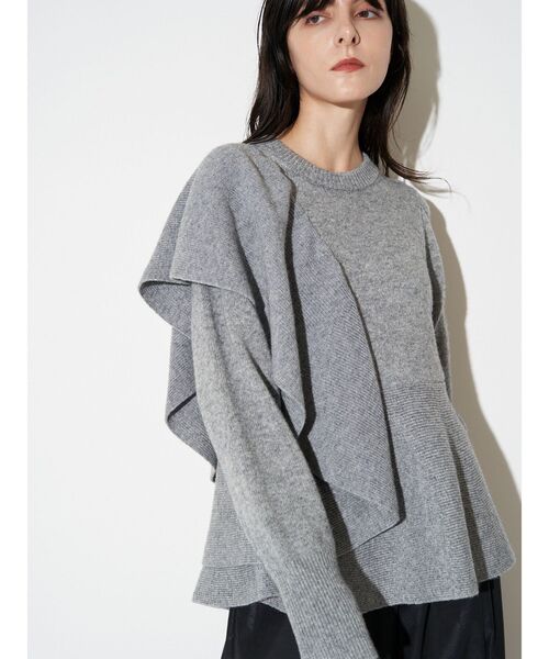 ELENDEEK（エレンディーク）の「ショルダーフリルペプラムニット（ニット/セーター・レディース・ブラウン/グレー/ボルドー・FREE）」の2枚目の写真