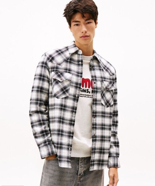 tommy jeans（トミー ジーンズ）の「レギュラーフランネルチェックシャツ（シャツ/ブラウス・メンズ・ブラック/オレンジ系その他3・LARGE/MEDIUM/SMALL/X-LARGE）」の2枚目の写真