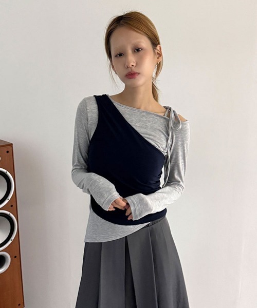 4INT.(フォイント)の「【セットアイテム】ワン オフショルダー ストラップ リボン アシメ ロングスリーブ Tシャツ(Tシャツ/カットソー・レディース・ブラウン/ブラック/ネイビー・FREE)」の3枚目の写真