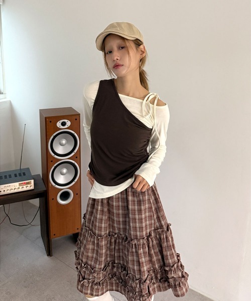 4INT.(フォイント)の「【セットアイテム】ワン オフショルダー ストラップ リボン アシメ ロングスリーブ Tシャツ(Tシャツ/カットソー・レディース・ブラウン/ブラック/ネイビー・FREE)」の2枚目の写真