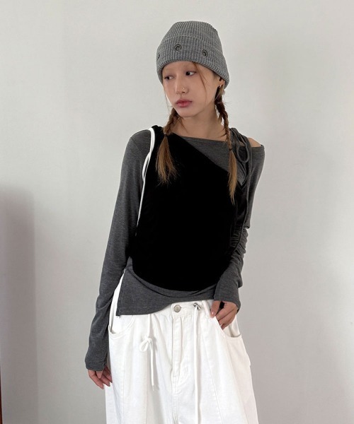 4INT.(フォイント)の「【セットアイテム】ワン オフショルダー ストラップ リボン アシメ ロングスリーブ Tシャツ(Tシャツ/カットソー・レディース・ブラウン/ブラック/ネイビー・FREE)」の1枚目の写真