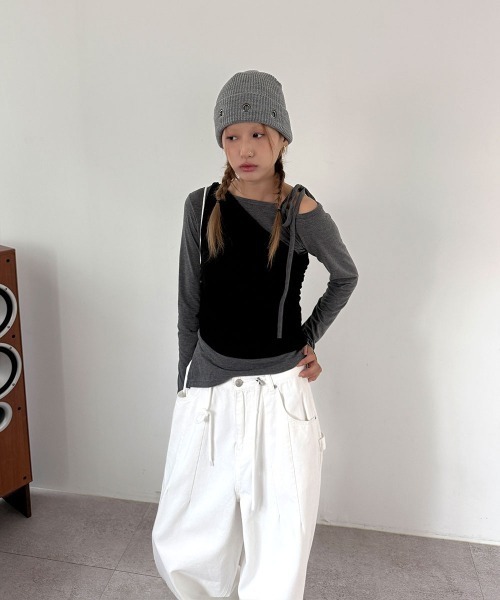 4INT.(フォイント)の「【セットアイテム】ワン オフショルダー ストラップ リボン アシメ ロングスリーブ Tシャツ(Tシャツ/カットソー・レディース・ブラウン/ブラック/ネイビー・FREE)」の4枚目の写真