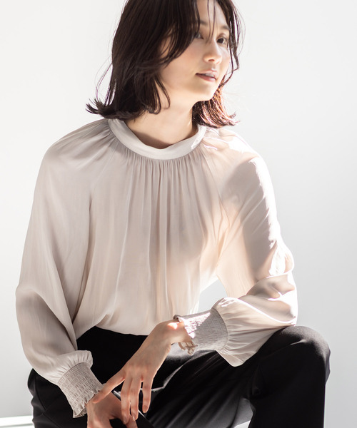 A/C DESIGN BY ALPHA CUBIC（エーシーデザインバイアルファキュービック）の「ギャザーブラウス（シャツ/ブラウス・レディース・グリーン/ベージュ/ネイビー・9号/11号）」の2枚目の写真