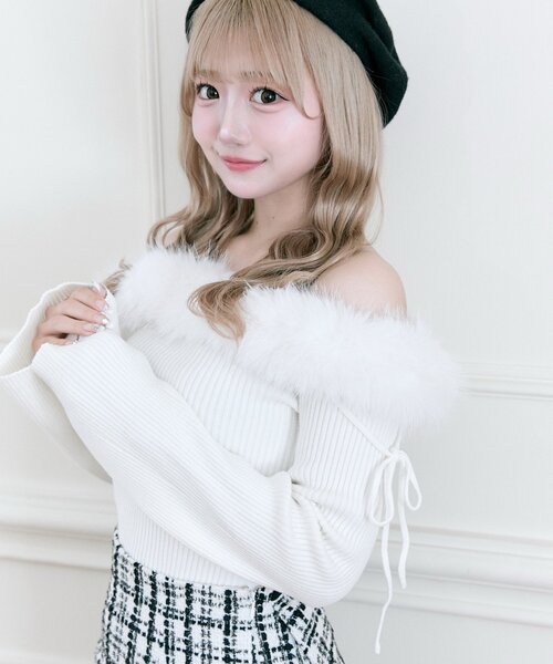 OLIVE des OLIVE（オリーブデオリーブ）の「【Belle Charme】リボンリボンファーオフショルニット（ニット/セーター・レディース・レッド/ブラック/オフホワイト・FREE）」の2枚目の写真