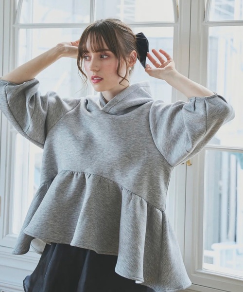 M y u（ミュー）の「ボンディングペプラムフーディ（パーカー・レディース・ブラック/グレー・FREE）」の2枚目の写真