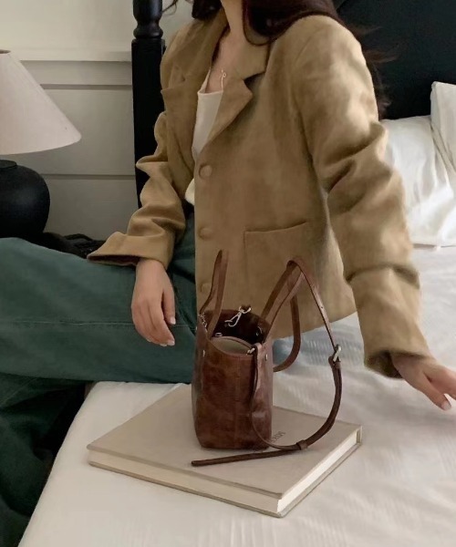 emi+(エミプラス)の「ショート丈スエードジャケット(テーラードジャケット・レディース・ブラウン/ベージュ・FREE)」の5枚目の写真