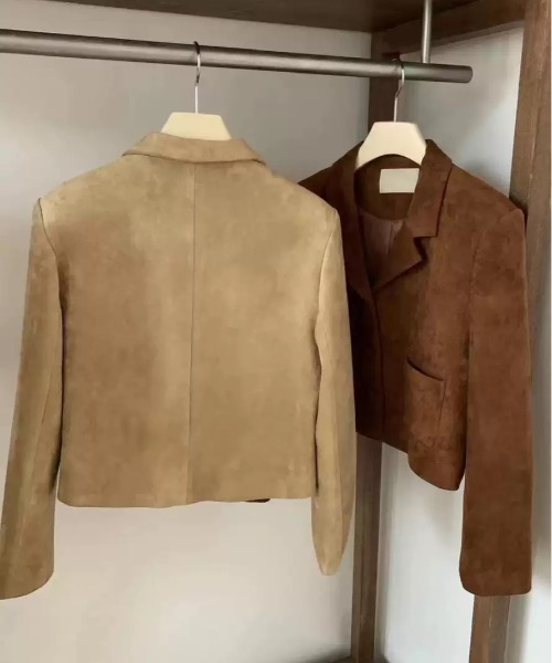 emi+(エミプラス)の「ショート丈スエードジャケット(テーラードジャケット・レディース・ブラウン/ベージュ・FREE)」の3枚目の写真