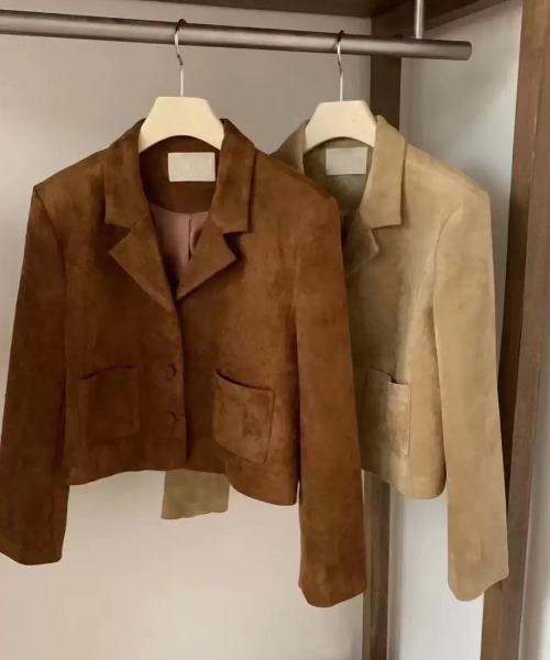 emi+(エミプラス)の「ショート丈スエードジャケット(テーラードジャケット・レディース・ブラウン/ベージュ・FREE)」の4枚目の写真
